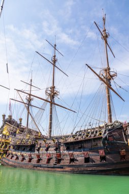 Cenova, İtalya - 22 Ağustos 2024: Korsan kalyonu Neptün, 1985 yılında Roman Polanski filmi Pirates için yapılmış gemi kopyası