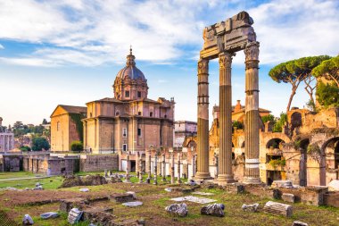 ROME, ITALY - CIRCA AĞUSTOS 2024: Antik Roma mimarisinde mavi gökyüzü ile alacakaranlık ışığı