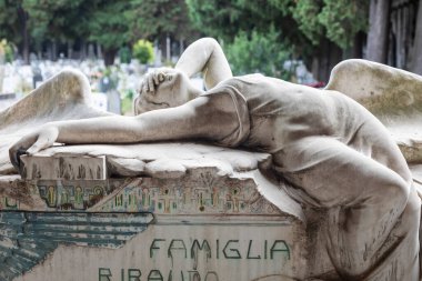 Cenova, İtalya - 17 Ağustos 2024: Ribaudo aile mezarlığında ağlayan umutsuz melek, 1920