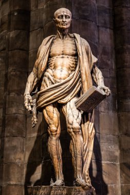 MILAN, ITALY - 28 Temmuz 2024: Aziz Bartholomew 'un heykeli yüzüldü - San Bartolomeo Scorticato - Milano Katedrali, 16. yüzyılın ikinci yarısında.