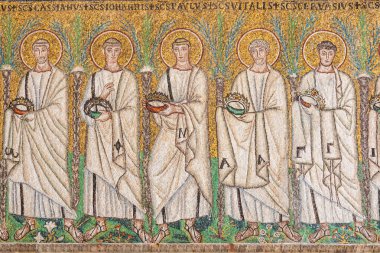 RAVENNA, İtalya - 12 Haziran 2024: Santa Apollinare Bazilikası, mozaikle dekore edilmiş iç dekorasyon, insan yok