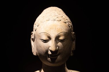 Torino, İtalya - 28 Aralık 2023: Doğu Sanat Müzesi, Standing Buddha, Kuzey Çin, 6. Boşluğu kopyala, siyah arkaplan