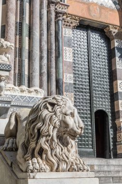 Cenova, İtalya - 28 Aralık 2023: Duomo 'nun girişindeki muhafız aslan - kasabanın en önemli kilisesi