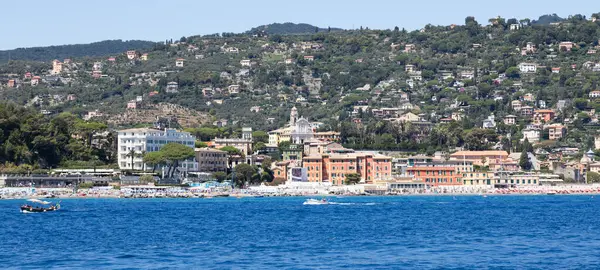 Liguria, İtalya - 07 Ağustos 2023: Rapallo ve Santa Margherita Ligure, Ligurian Riviera arasındaki kıyı şeridi.