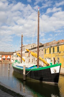 Comacchio, İtalya - 11 Haziran 2024. Köprüleri ve kanalları olan Küçük Venedik adında karakteristik bir köy..