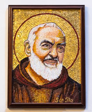RAVENNA, İtalya - 12 Haziran 2024: Peder Pius 'un mozaiği - Padre Pio - Santa Maria Maddalena Kilisesi