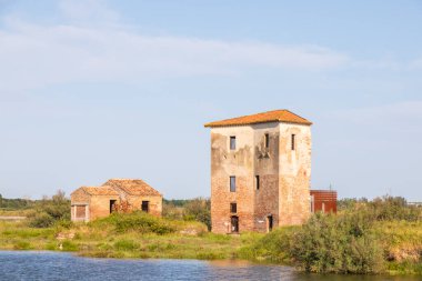 İtalya, mavi gökyüzü ile Comacchio gölü. Ülke ve kanallı Panorama.