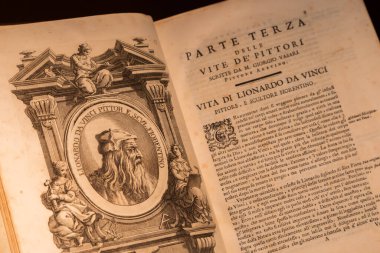 Torino, İtalya - 22 Ağustos 2023. Kraliyet Müzesi. Giorgio Vasari 'nin kitabı Le Vite, 1550. Leonardo da Vinci portresiyle sayfa