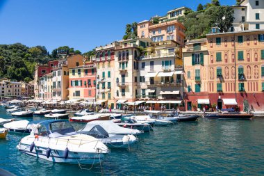 Portofino, İtalya - 7 Ağustos 2023: Deniz ve lüks yatlı manzara manzarası. İtalya 'da seyahat yoksulluğu