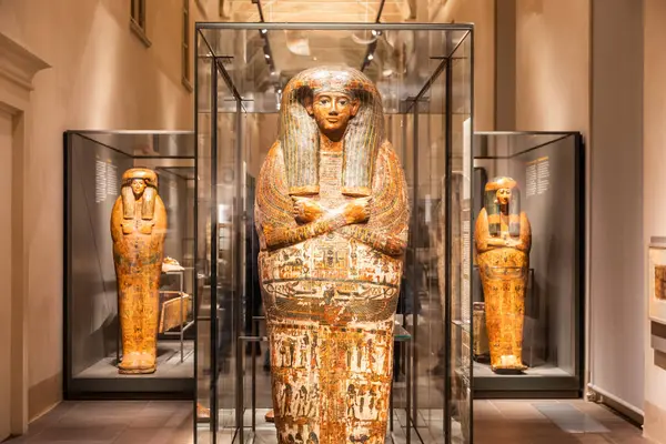Torino, İtalya - Mısır Müzesi 'ndeki tabut galerisi.