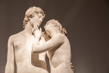 Bassano del Grappa, İtalya - Aralık 2022: Venüs ve Adonis, yazan Antonio Canova, 1822. Klasik heykel, aşk konsepti, romantizm, güzellik