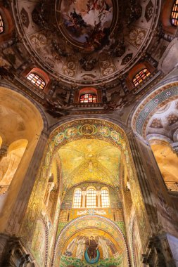 RAVENNA, İTALYA - 12 Haziran 2024: San Vitale Bazilikası, antik mozaikleri ve iç mekanlarıyla ünlüdür.