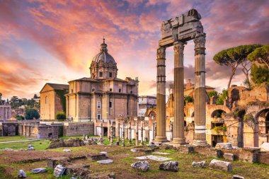 Roma, İtalya - Mayıs 2025: Kolezyum bölgesine yakın antik kolonlar. Ünlü bir seyahat merkezinin manzarası, antika harabeler gökyüzü.