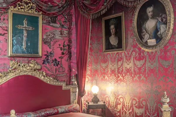 Masino, İtalya - Nisan 2023: eski kaledeki barok yatak odası. 18. yüzyıldan kalma klasik iç mimari.