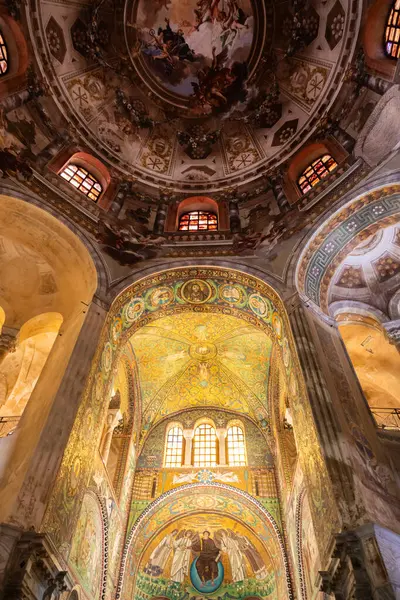 RAVENNA, İTALYA - 12 Haziran 2024: San Vitale Bazilikası, antik mozaikleri ve iç mekanlarıyla ünlüdür.