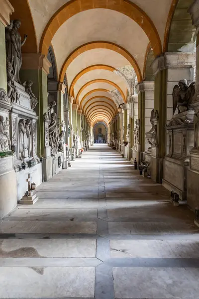 Cenova, İtalya - Mayıs 2025: Staglieno mezarlığı, koridor perspektifi. Muazzam heykeliyle ünlü geniş anıtsal mezarlığı.