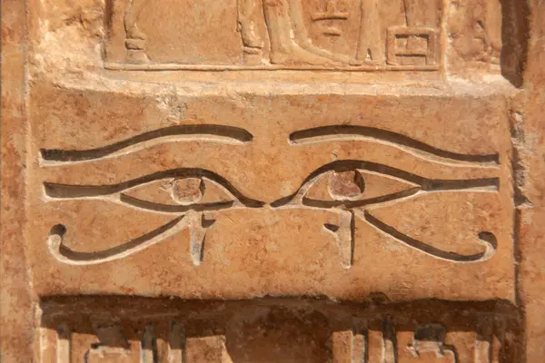 Gözleri olan Mısır hiyeroglifleri. Gizem, yemin, lanet ve kötülük kavramı