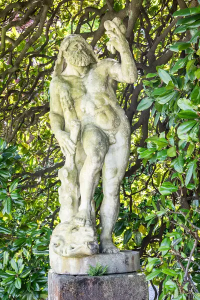 Stresa, İtalya - Mayıs 2025: Villa Pallavicino parkında bulunan Herkül heykeli. Zarif İtalyan bahçesi, romantik estetik.