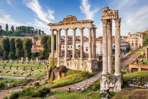 ROME, ITALY - CIRCA AĞUSTOS 2024: Antik Roma mimarisinde mavi gökyüzü ile alacakaranlık ışığı