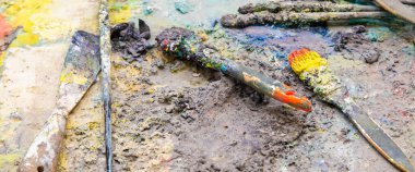 Sanatsal donanımın görüntüsü Sanatçı masasında araçları boyama