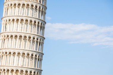 Pisa, İtalya - Mavi gökyüzü ve Rönesans beyazı mermer ile ünlü Eğik Kule