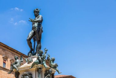 Bologna, İtalya - 10 Haziran 2024, Neptune Meydanı 'ndaki ünlü Neptün çeşmesi. Bronz heykel, mavi gökyüzü