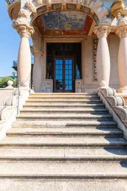 Imperia, İtalya - 14 Ağustos 2023 Villa Grock. Ünlü palyaçonun tarihi evi, mavi gökyüzü güneşli bir gün.