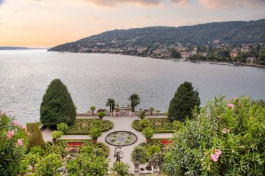 Isola Bella, İtalya - 1 Ağustos 2023: Maggiore Gölü 'ndeki barok İtalyan bahçesi. Manzaralı manzara.