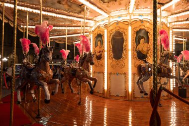 Floransa, İtalya - 30 Nisan 2024. Atlı karınca atları. Antika atlıkarınca, antika nostalji konsepti