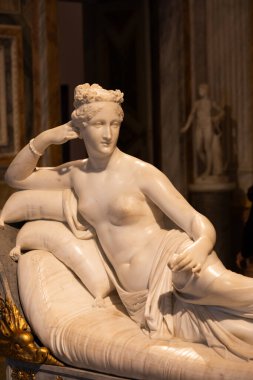 Roma, İtalya - 28 Aralık 2023: Venüs Victrix rolünde Paolina Borghese Bonaparte, heykeltıraş Antonio Canova, 1808 - beyaz mermer