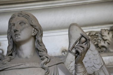 Kum saati tutan antik bir heykel. Zaman kavramı, geri sayım, geri sayım kum saati