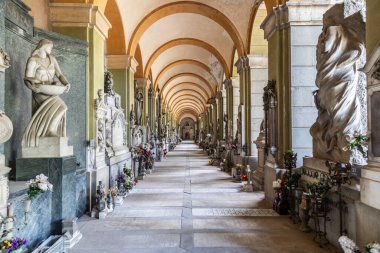 Cenova, İtalya - Mayıs 2025: Staglieno mezarlığı, koridor perspektifi. Muazzam heykeliyle ünlü geniş anıtsal mezarlığı.