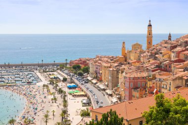 Menton, Fransa - 18 Ağustos 2024: Mavi gökyüzü ve deniz manzaralı Fransız Riviera köyü