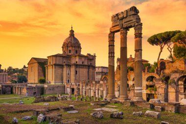 Roma, İtalya - Mayıs 2025: Kolezyum bölgesine yakın antik kolonlar. Ünlü bir seyahat merkezinin manzarası, antika harabeler gökyüzü.