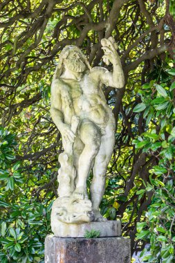 Stresa, İtalya - Mayıs 2025: Villa Pallavicino parkında bulunan Herkül heykeli. Zarif İtalyan bahçesi, romantik estetik.