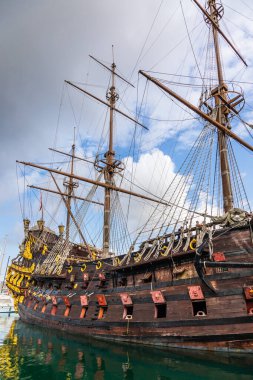 Cenova, İtalya - 17 Ağustos 2024: Ceneviz limanındaki Neptune kalyonunun detayları. Gemi 1985 yılında Roman Polanski filmi Pirates için yapıldı, 17. yüzyıl kalyonunun kopyası.