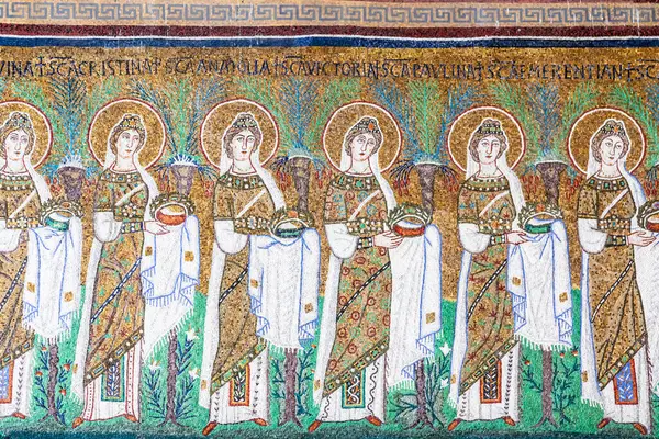 RAVENNA, İtalya - 12 Haziran 2024: Santa Apollinare Bazilikası, mozaikle dekore edilmiş iç dekorasyon, insan yok