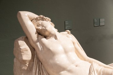 Bassano del Grappa, İtalya - 22 Aralık 2022: Uyuyan Endymion, heykeltıraş Antonio Canova, 1822 - Alçı