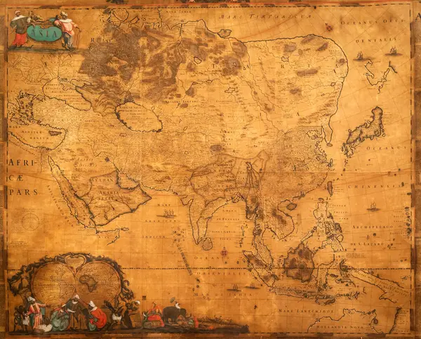 Cenova, İtalya - 28 Aralık 2023: Spinola Sarayı 'nda antik haritacılık. 17. yüzyılın ortalarında Avrupalılar tarafından bilinen gerçek eski bir harita. Keşif, coğrafya, vintage arkaplan.