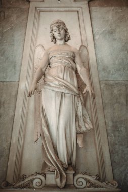 Ölüm meleği heykeli, gizemin sembolü, sonsuzluk ve maneviyat.