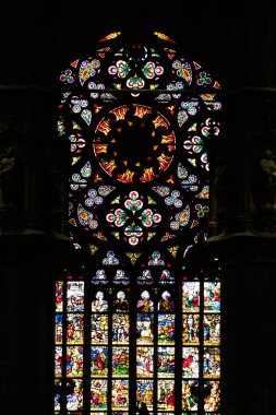 Milan, İtalya - Aralık 2024: Duomo Katedrali 'nin içi. Lekeli cam pencere.