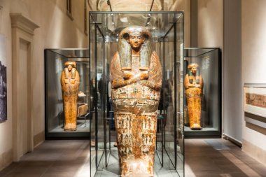 Torino, İtalya - Mısır Müzesi 'ndeki tabut galerisi.