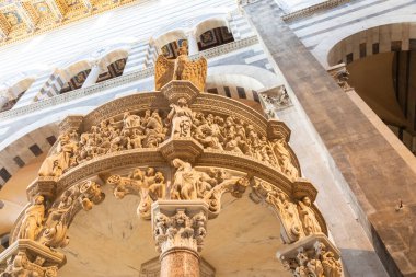 Pisa, İtalya - 29 Haziran 2023. Katedralin içi. Kürsü, Ortaçağ sanat şaheseri heykeltıraş Giovanni Pisano, 1310