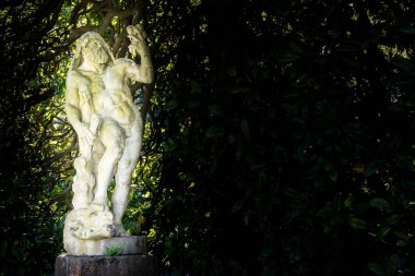 Stresa, İtalya - Mayıs 2025: Villa Pallavicino parkında bulunan Herkül heykeli. Zarif İtalyan bahçesi, romantik estetik.