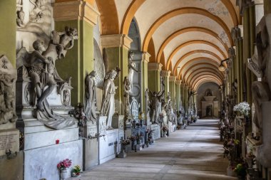 Cenova, İtalya - Mayıs 2025: Staglieno mezarlığı, koridor perspektifi. Muazzam heykeliyle ünlü geniş anıtsal mezarlığı.