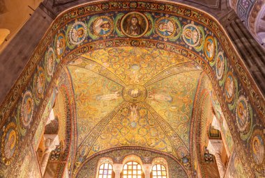 RAVENNA, İTALYA - 12 Haziran 2024: San Vitale Bazilikası, antik mozaikleri ve iç mekanlarıyla ünlüdür.