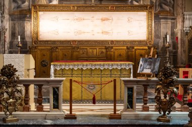 Kutsal Kefen 'in resmi kopyası San Domenico Kilisesi' nin içinde sergileniyor. Kutsal atmosfer ve tarihi bağlılığı gözler önüne seriyor..