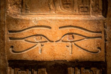 Gözleri olan Mısır hiyeroglifleri. Gizem, yemin, lanet ve kötülük kavramı