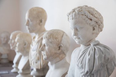 Farnese koleksiyonundan, MÖ 1. yüzyılda Napoli arkeoloji müzesinde sergilenen mermer portre büstleri.