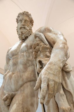 Farnese Herkül heykeli, Yunanistan 'ın orijinal mermer bir kopyası olan Ulusal Arkeoloji Müzesi' nde sergileniyor..